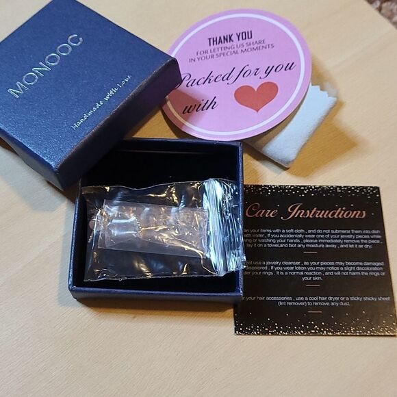 Monooc "E" letter earings. Gold plated. - Picture 4 of 4